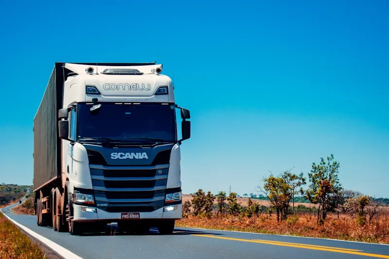 Armada truk logistik di jalan tol saat golden hour